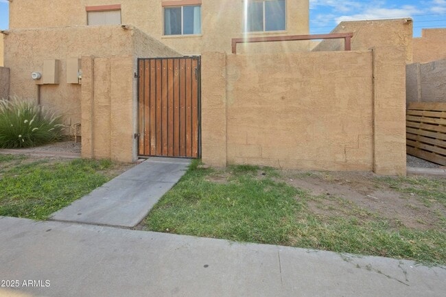 Building Photo - 948 S Alma School Rd