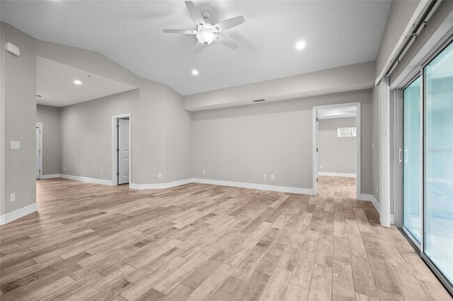 Building Photo - 315 Sweetwater Dr