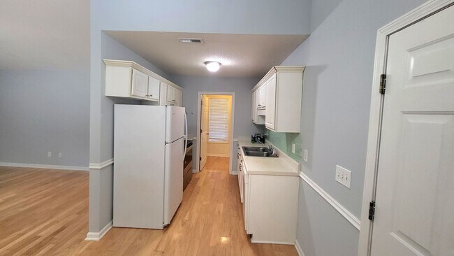 Building Photo - Welcome to this charming 3 bedroom, 2 bath...