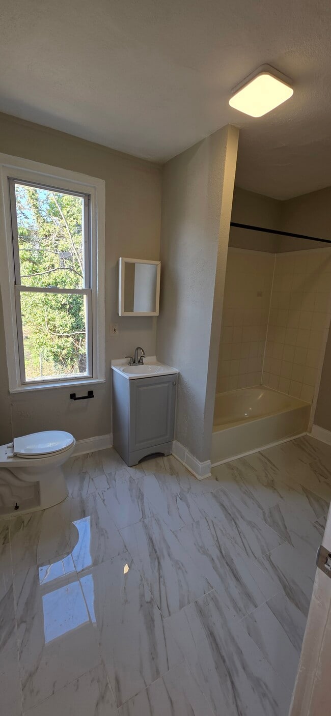 Building Photo - 1828 W Lombard St