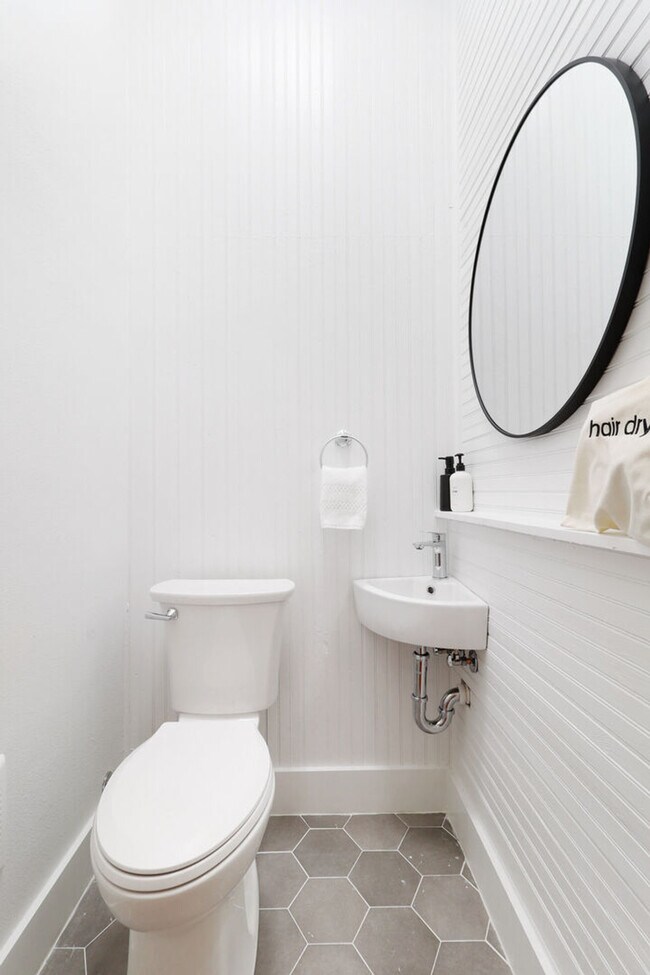 Building Photo - 4327 Canal St