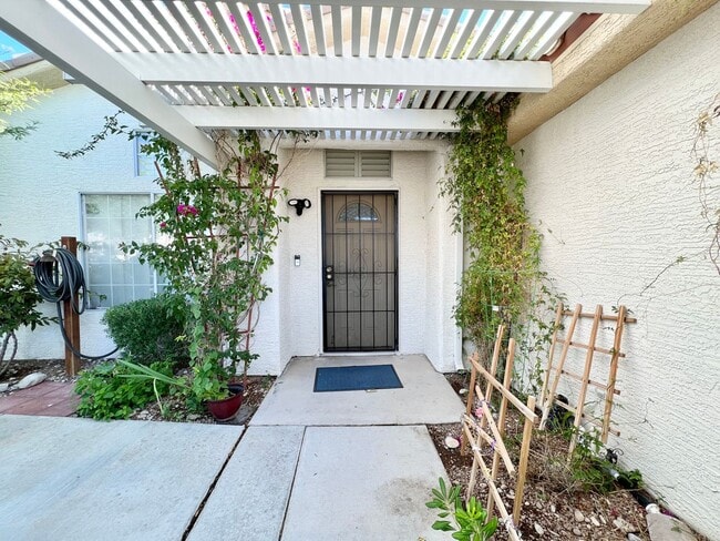 Building Photo - CHARMING 3BD/2BA HOME NEAR ELKHORN