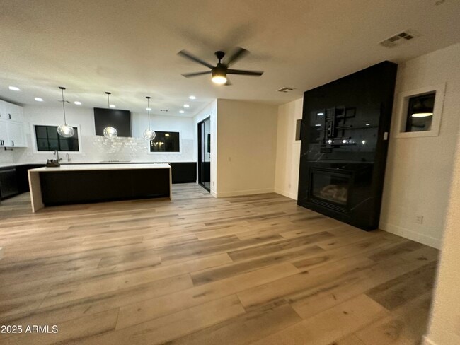 Building Photo - 3533 E Flower St