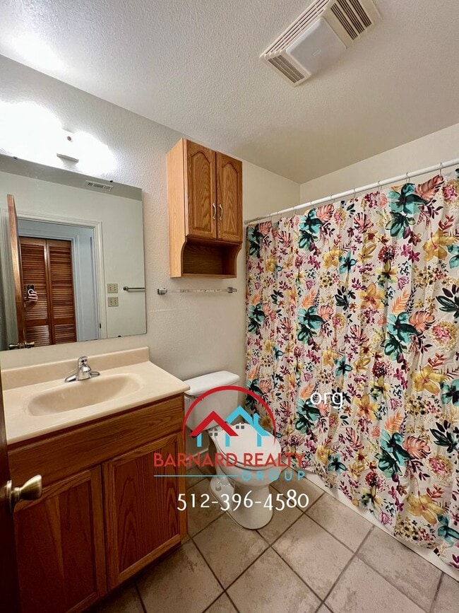 Building Photo - Available July 25: Well Maintained 3/2 Duplex