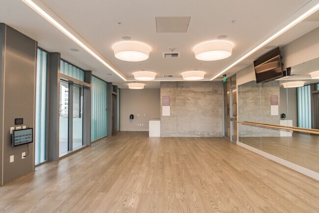 Building Photo - 2bd/1ba Seattle Condo