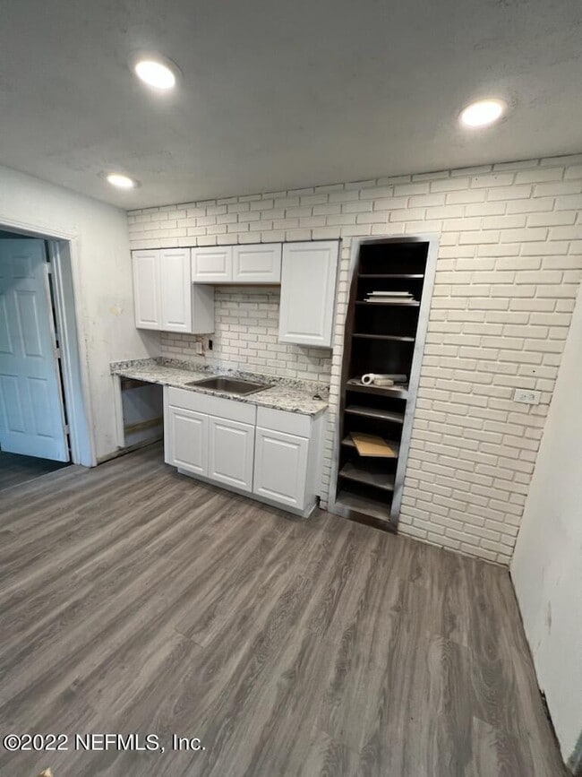 Building Photo - 6442 Ballejo Ct N