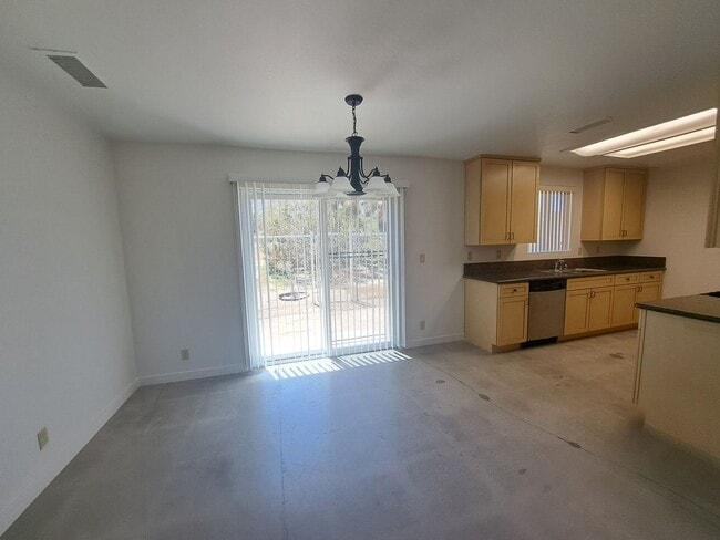 Building Photo - 4 bedroom!! Close to town, shopping and sc...
