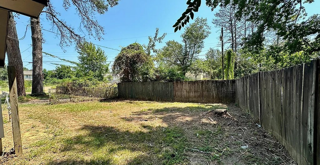 Building Photo - A Gem in Jackson With HUGE Backyard! HUD S...