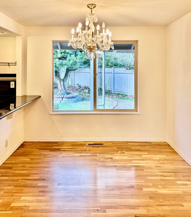 Building Photo - 3 Bed / 2.5 Bath Bellevue rambler $3,895/month