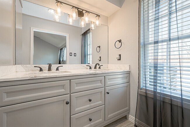 Building Photo - 13322 Pantano Dr