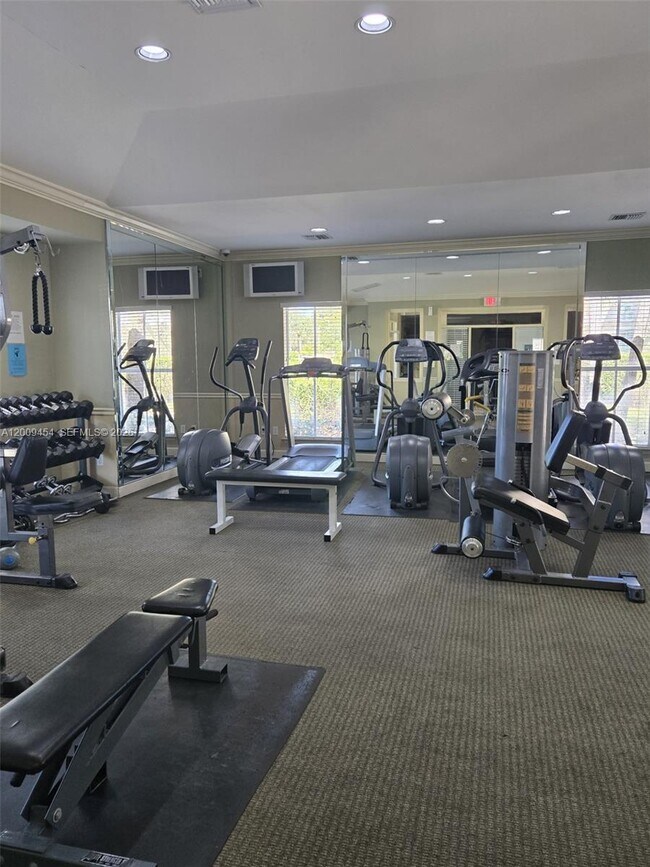 Building Photo - 733 Riverside Dr