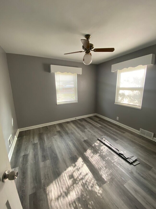 Building Photo - College Hill Rental Available NOW!