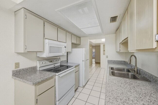 Building Photo - 6120 E Augusta Cir