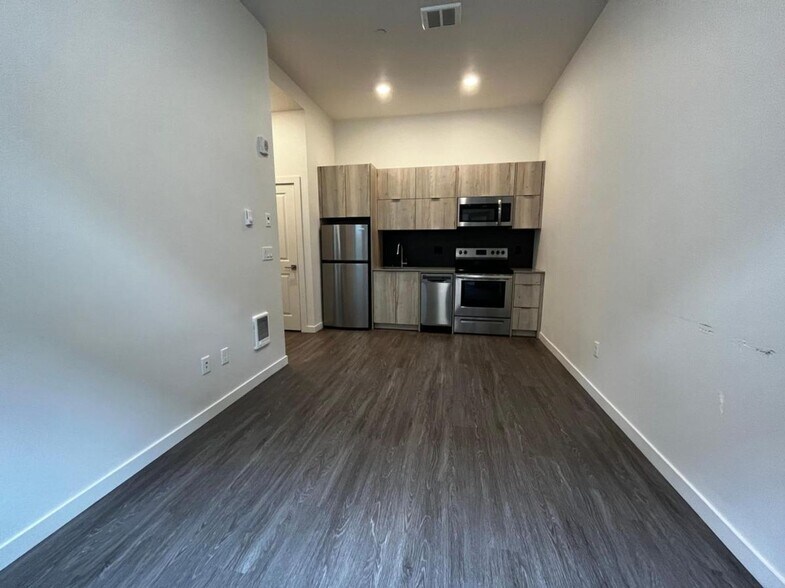 Interior Photo - MF 16 - N. Sumner