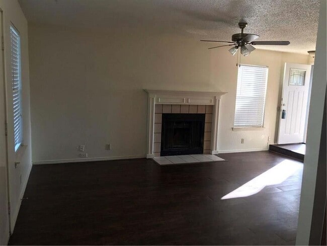 Building Photo - 6107 Parkwood Dr