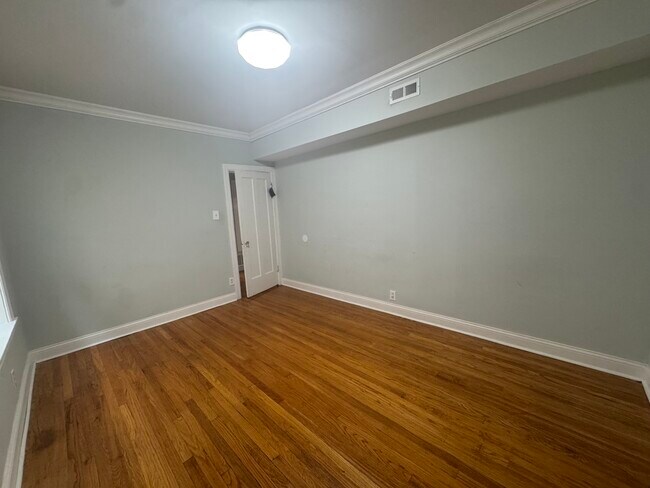 Building Photo - 5405 N Sawyer Ave