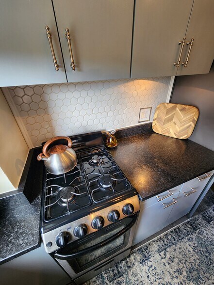 Kitchen w/ Gas Range - 2515 K St NW