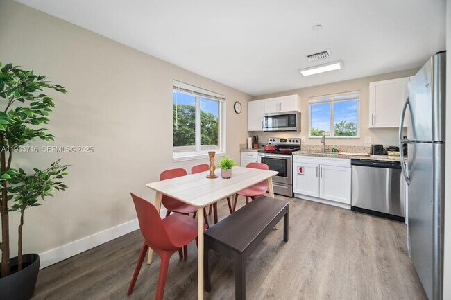 Building Photo - 2311 Scott St