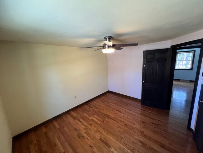 Building Photo - 33 Meadowbrook Dr