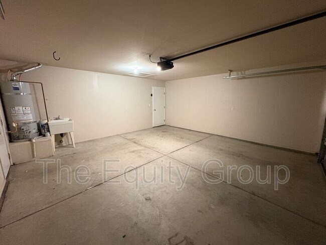 Building Photo - 1422 E Mesa Ct