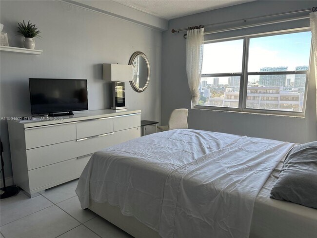 Building Photo - 400 Kings Point Dr