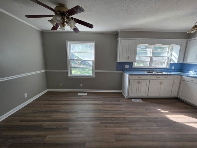 Building Photo - Choose Your Move-In Special!