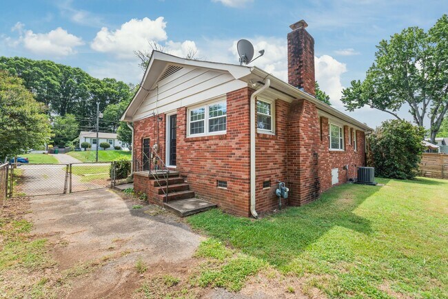 Building Photo - 3 Bedroom Home in South Charlotte
