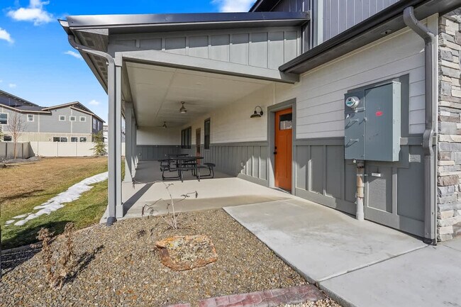 Building Photo - 303 CM Rdg Ln