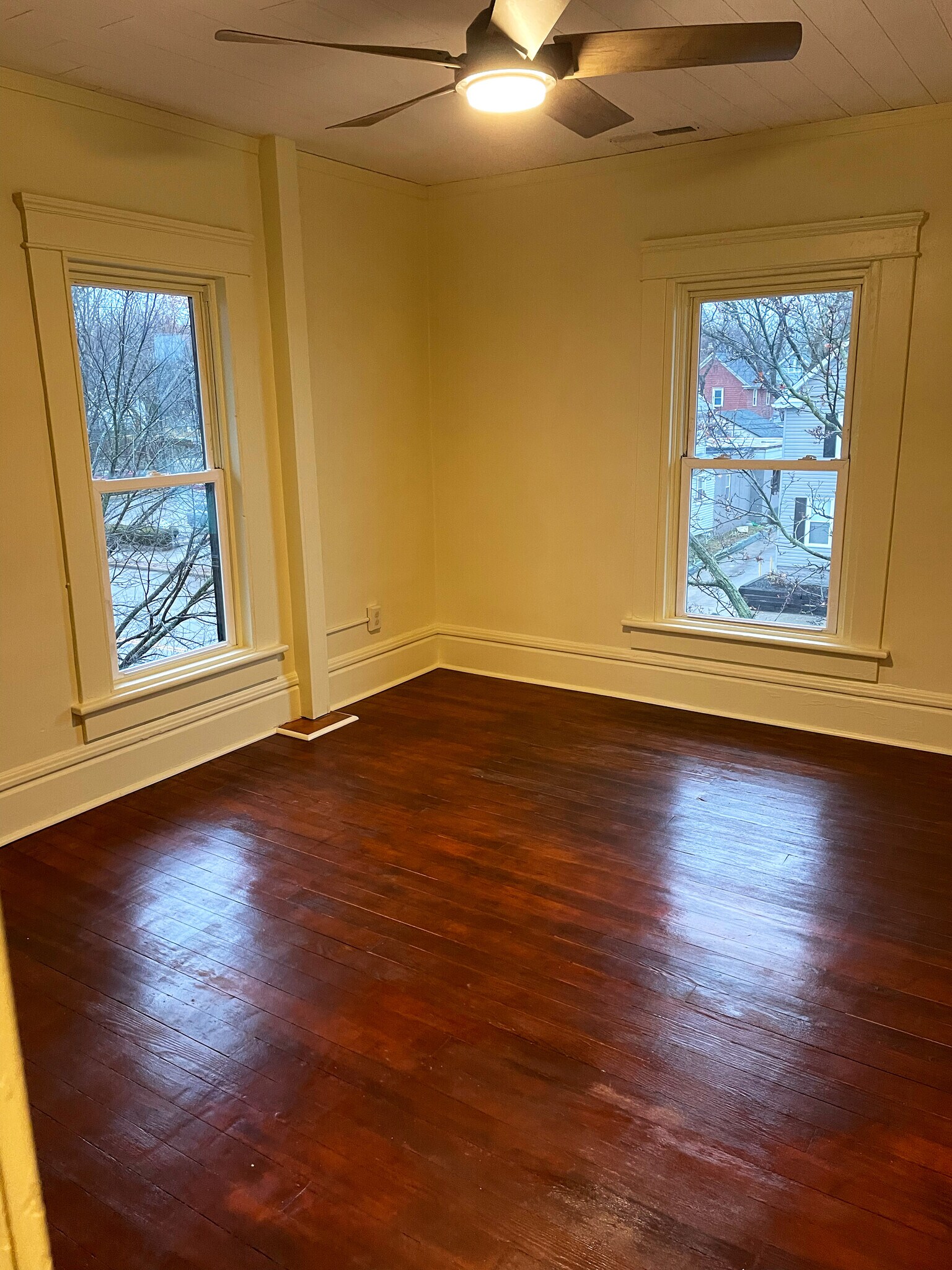 Building Photo - 889 N Main St