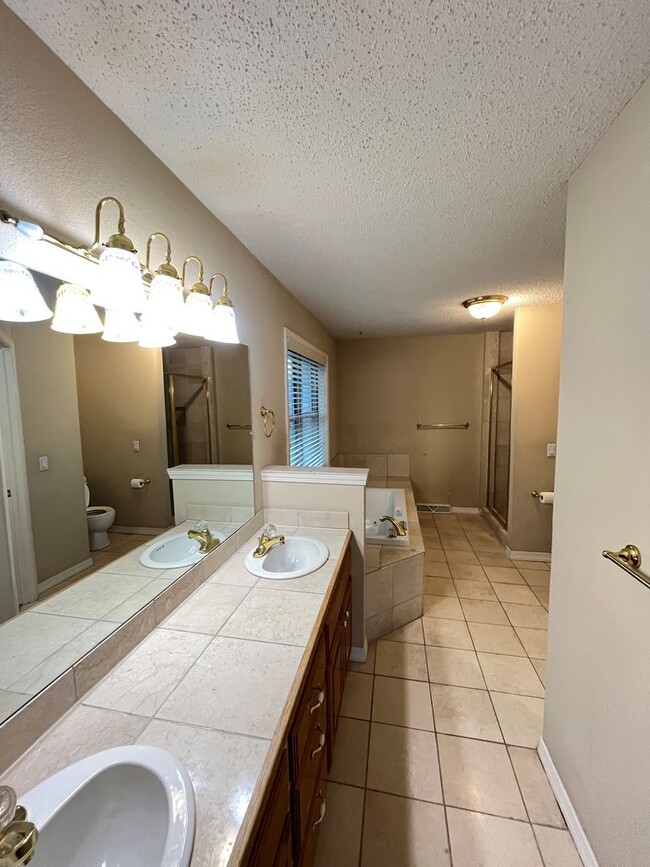 Building Photo - 3 bedroom 1. 5 bath home in Rogers / fence...