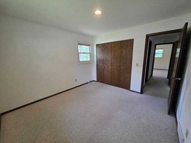 Building Photo - 2 Bed 1 Bath Side By Side Duplex in Port Edwards