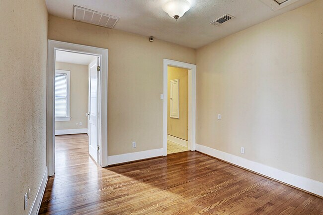 Building Photo - 1220 Waugh Dr