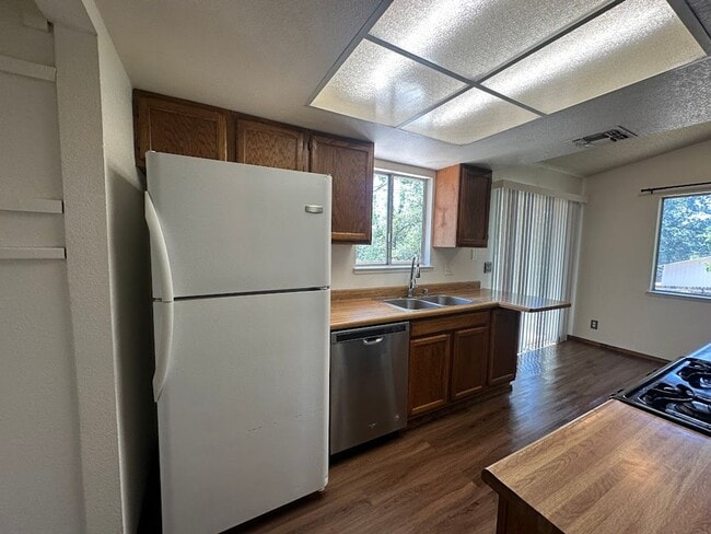Building Photo - Well maintained home on 1.14 acres - Landscaping included!