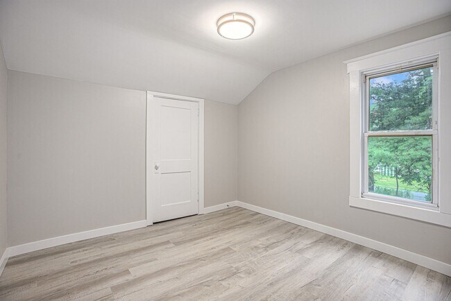 Building Photo - Fully Renovated 3 bed 2 bath home - Ask about our security deposit alternative!