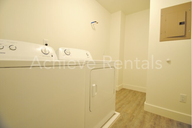 Building Photo - Mountain-View Townhome | 30 Minutes to Ogden & Close to Snowbasin