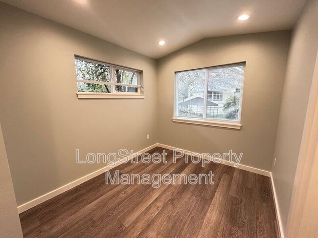 Building Photo - 1052 SW Western Blvd