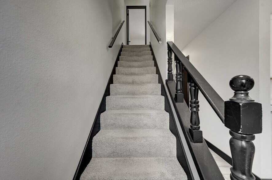 Building Photo - 573 Greenbriar Townhouse Way