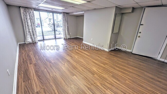 Building Photo - 2 Bed / 3 Bath Condo - Office, Pool, Clubhouse & Garage