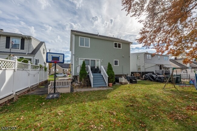 Building Photo - 27 Evergreen Ave