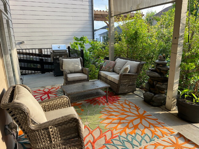 Building Photo - "Spacious 6-Bedroom Haven with 5 Full Bath...