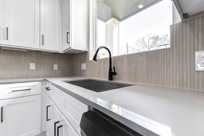 Building Photo - 5912 Mayle St