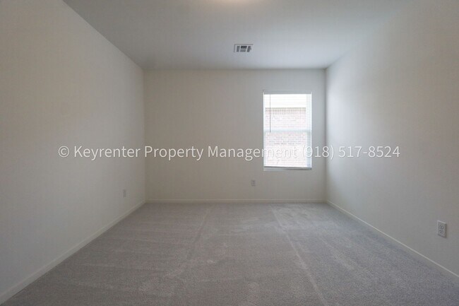 Building Photo - 2908 S Redwood Ave