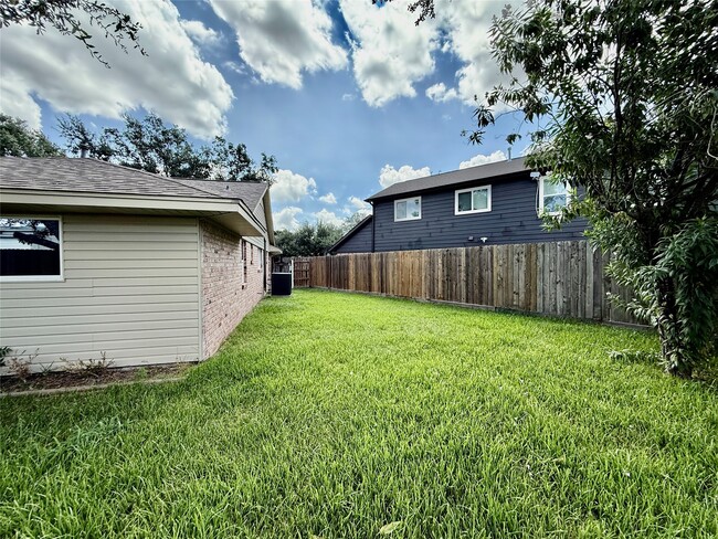Building Photo - 1631 Shadow Bend Dr
