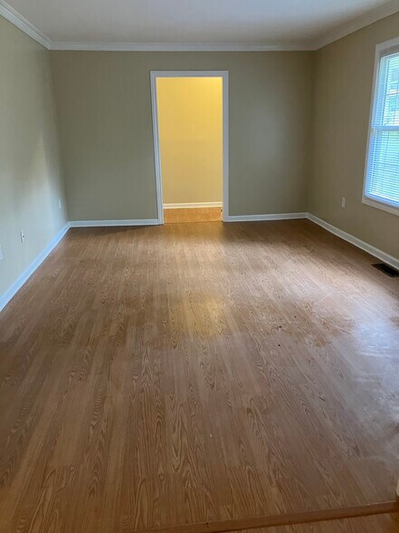 Building Photo - 960 N Pierce Ave