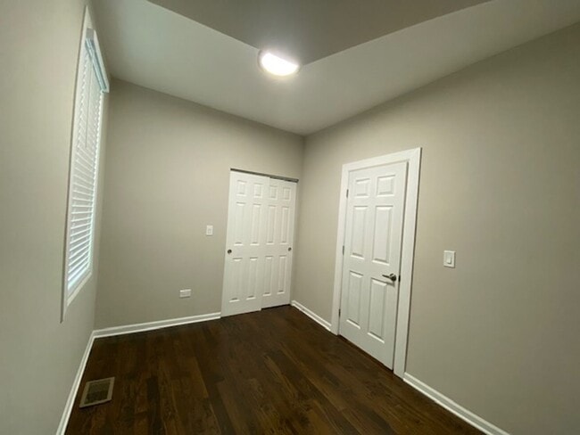 Building Photo - Newly Renovated Modern 3- Bedroom Apartment