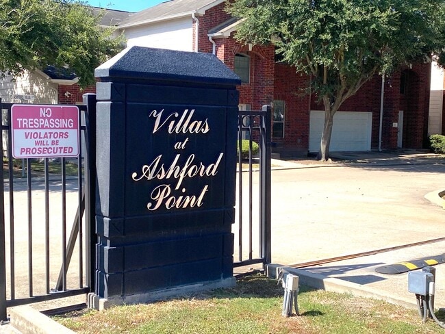 Building Photo - GREAT LOCATION