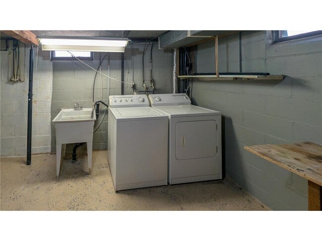 Building Photo - 301 Giles Pl