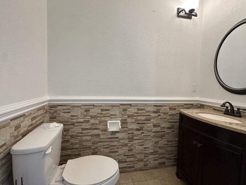 Building Photo - 124 Canterbury Plz