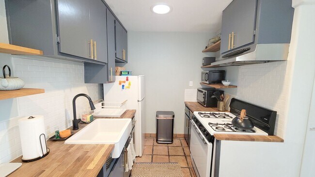 Building Photo - Charming, Fully Furnished Spanish-Style Du...