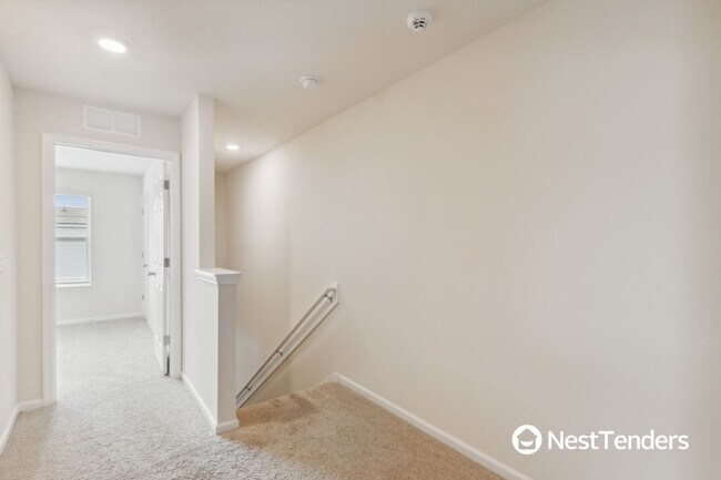 Building Photo - Beautiful End Unit Townhome!